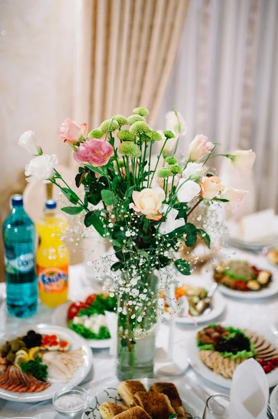 Hochzeitsdekoration im Restaurant mit allen Schönheiten und Blumen — Stockfoto