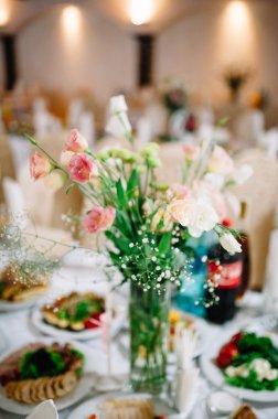 Tüm güzellik ve çiçekler ile restoranda düğün süslemeleri