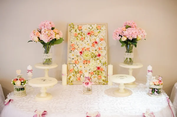 Decoraciones de boda en el restaurante con toda la belleza y las flores — Foto de Stock