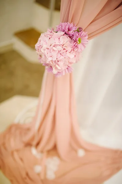 Decoraciones de boda en el restaurante con toda la belleza y las flores — Foto de Stock