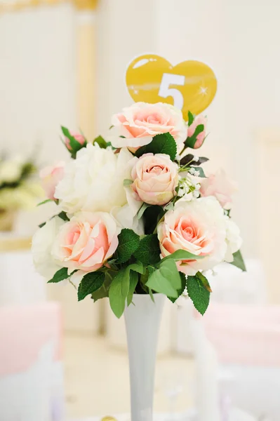 Decoraciones de boda en el restaurante con toda la belleza y las flores —  Fotos de Stock