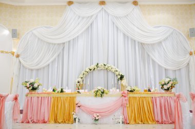 Tüm güzellik ve çiçekler ile restoranda düğün süslemeleri