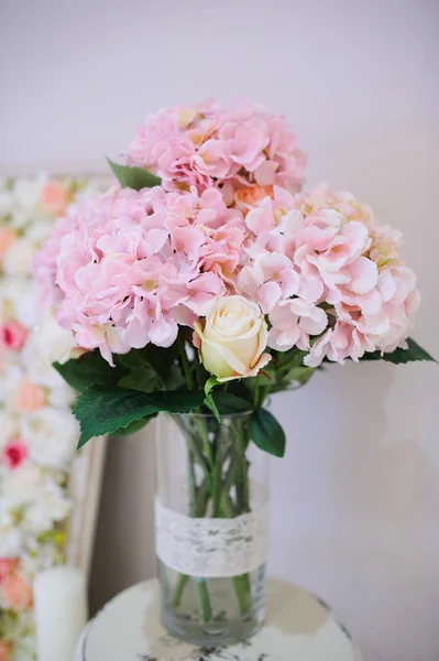 Decoraciones de boda en el restaurante con toda la belleza y las flores —  Fotos de Stock