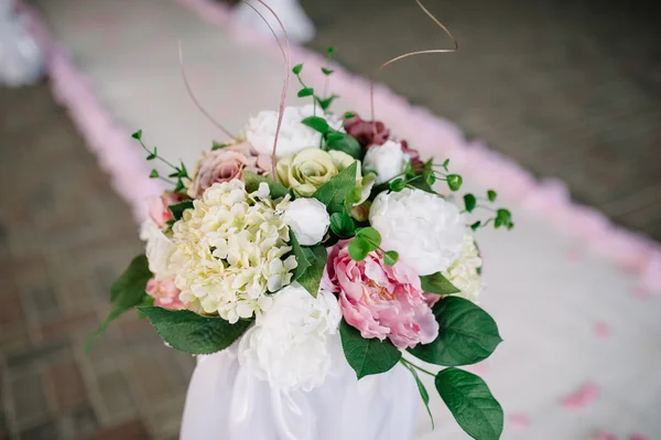 Hochzeitsdekoration im Restaurant mit allen Schönheiten und Blumen — Stockfoto