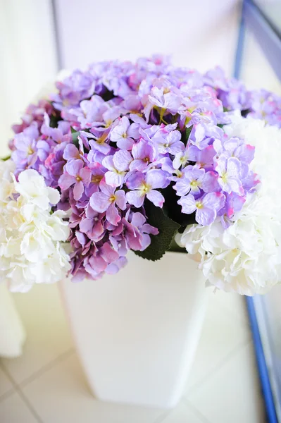 Decoraciones de boda en el restaurante con toda la belleza y las flores —  Fotos de Stock