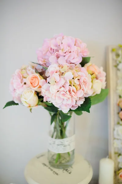 Decoraciones de boda en el restaurante con toda la belleza y las flores —  Fotos de Stock