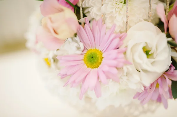 Decorazioni nuziali al ristorante con tutta la bellezza e fiori — Foto Stock