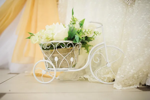 Decorazioni nuziali al ristorante con tutta la bellezza e fiori — Foto Stock