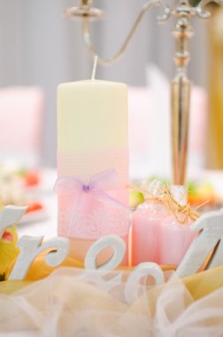 Tüm güzellik ve çiçekler ile restoranda düğün süslemeleri