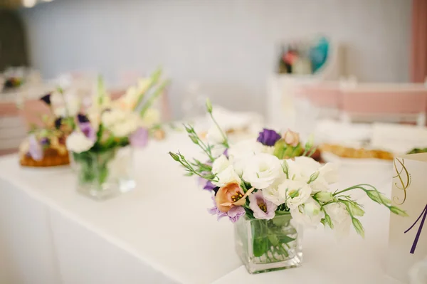 Decoraciones de boda en el restaurante con toda la belleza y las flores —  Fotos de Stock