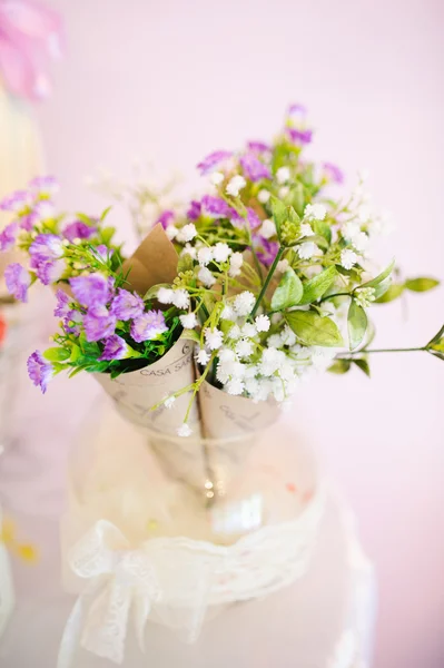 Decorações de casamento no restaurante com toda a beleza e flores — Fotografia de Stock