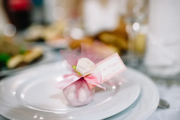 Wedding decorations at restaurant with all beauty and flowers — Stock Photo, Image