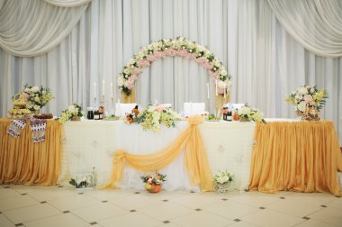 Ziyafet düğün masa akşam resepsiyonunun üzerinde ayarlama