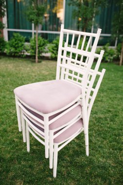 Akşam resepsiyonunun üzerinde ayarlama düğün sandalye Ziyafet