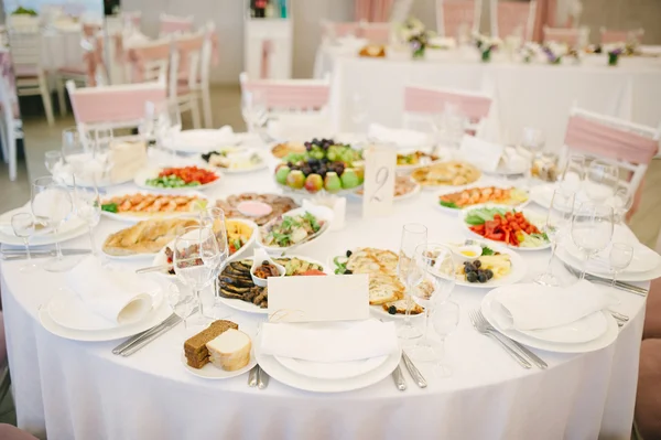 Configuração da mesa de casamento do banquete na recepção da noite — Fotografia de Stock