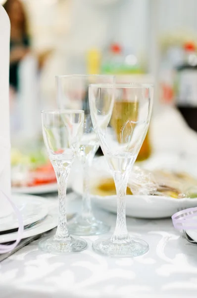 Mesa con plato y copa o copa de vino —  Fotos de Stock