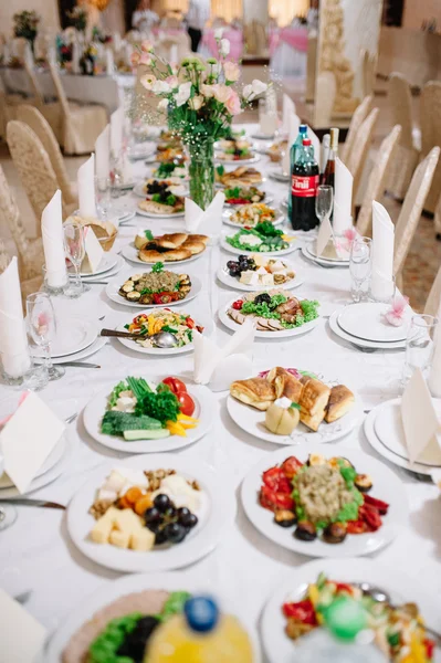 Configuração da mesa de casamento do banquete na recepção da noite — Fotografia de Stock