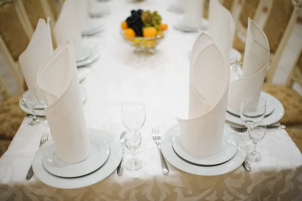 Set de table avec assiette, cuillère, fourchette et couteau — Photo