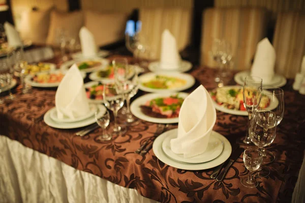 Banquete boda mesa ajuste en la recepción de la noche — Foto de Stock