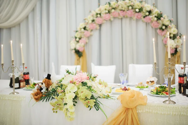 Bankett Hochzeitstisch Deckung am Abend — Stockfoto
