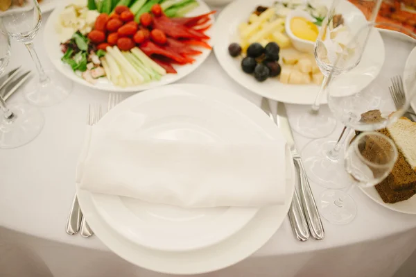 Mesa con plato, cuchara, tenedor y cuchillo —  Fotos de Stock