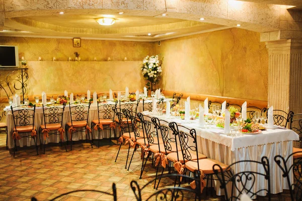 Banquete boda mesa ajuste en la recepción de la noche — Foto de Stock