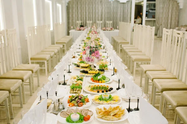 Banquet wedding table setting on evening reception — Stock Photo, Image