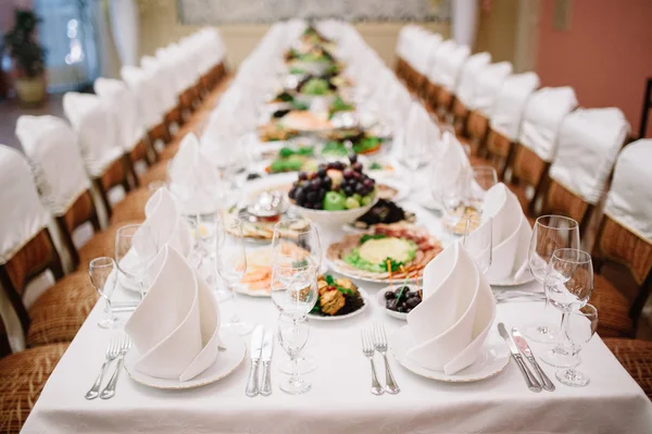 Banquete boda mesa ajuste en la recepción de la noche — Foto de Stock