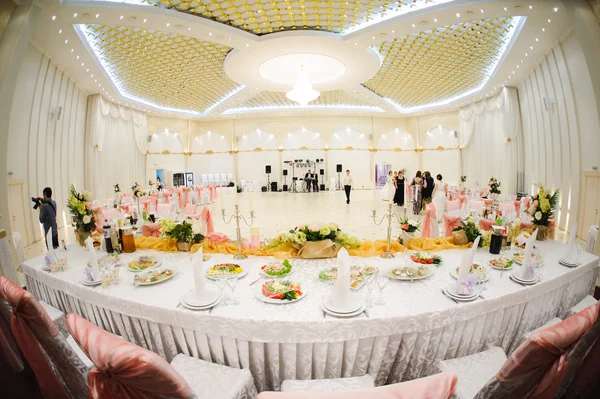 Hostina svatební stůl na večerní recepce — Stock fotografie