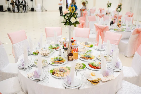 Banquete boda mesa ajuste en la recepción de la noche — Foto de Stock