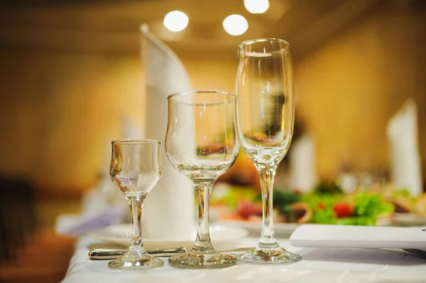 Configuração da mesa de casamento do banquete na recepção da noite — Fotografia de Stock