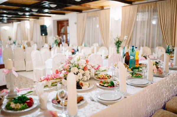 Table de banquet de mariage à la réception du soir — Photo