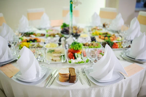 Configuração da mesa de casamento do banquete na recepção da noite — Fotografia de Stock