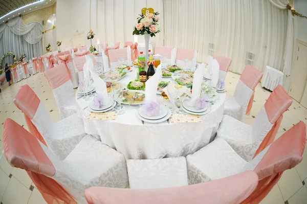 Configuração da mesa de casamento do banquete na recepção da noite — Fotografia de Stock