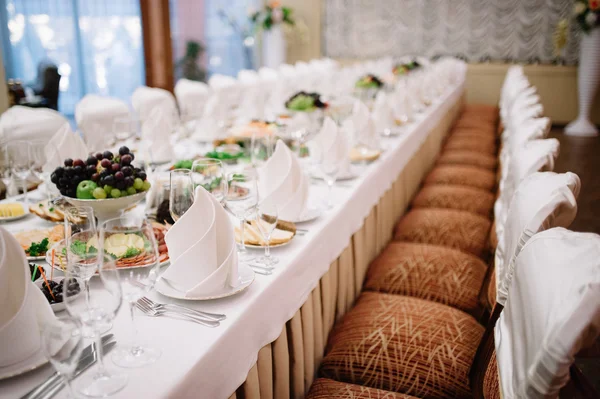 Feestzaal bruiloft tabel instellen op avond receptie — Stockfoto