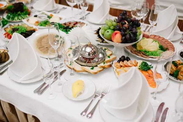 Banquete boda mesa ajuste en la recepción de la noche —  Fotos de Stock