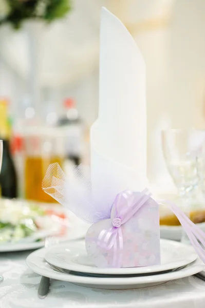 Convite de casamento do banquete na mesa na recepção da noite — Fotografia de Stock
