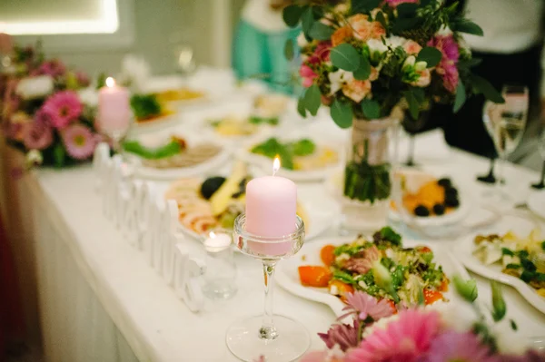 Banquete boda mesa ajuste en la recepción de la noche —  Fotos de Stock