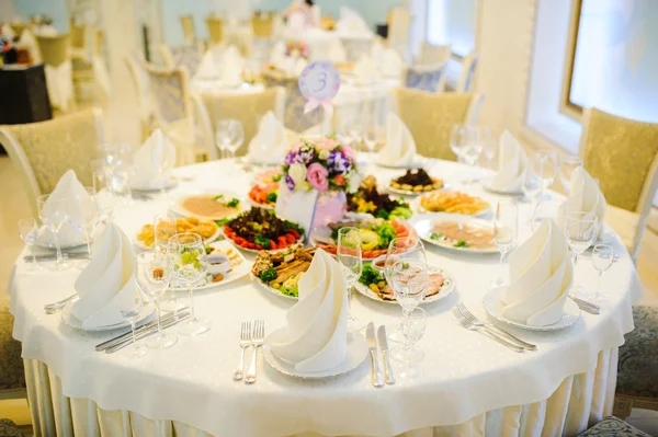 Banquete boda mesa ajuste en la recepción de la noche — Foto de Stock