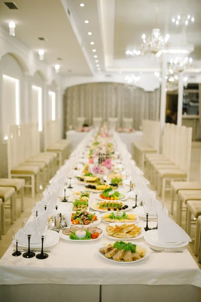 Bankett Hochzeitstisch Deckung am Abend — Stockfoto