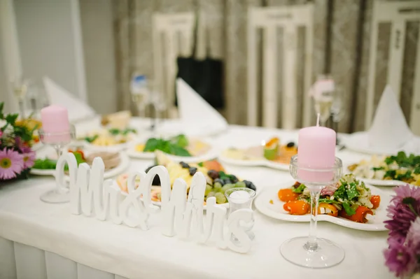 Banquete boda mesa ajuste en la recepción de la noche — Foto de Stock