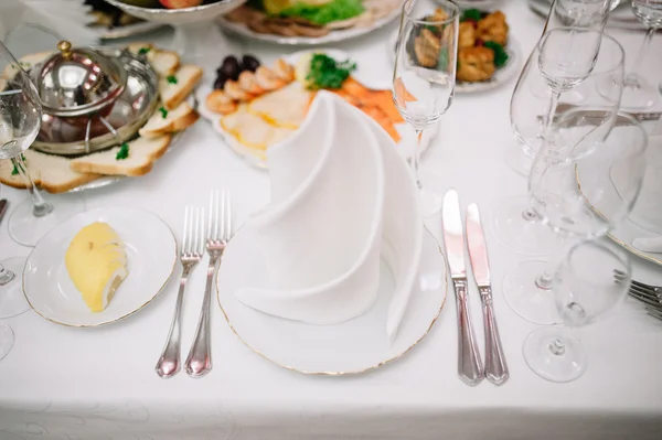 De instelling van de tabel met plaat, lepel, vork en mes — Stockfoto