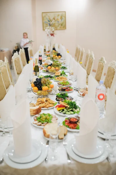 Configuração da mesa de casamento do banquete na recepção da noite — Fotografia de Stock