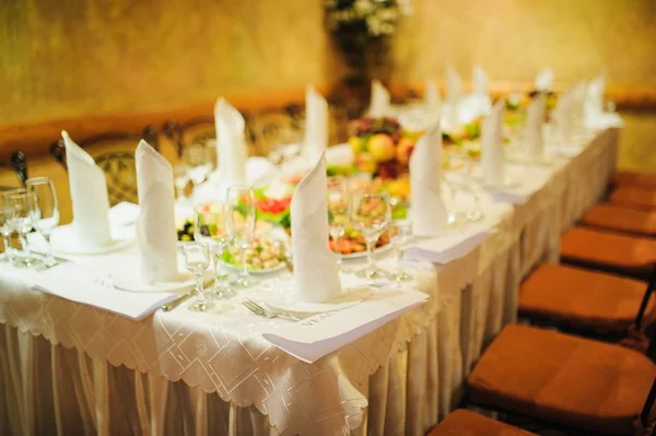 Bankett Hochzeitstisch Deckung am Abend — Stockfoto