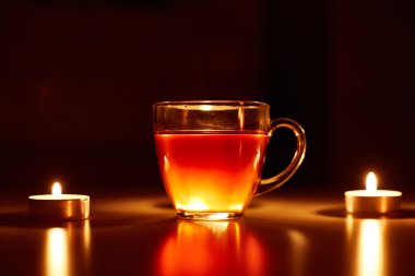 çay iki küçük ışık mumlar ile