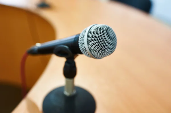 Microfone contra o fundo do centro de convenções — Fotografia de Stock