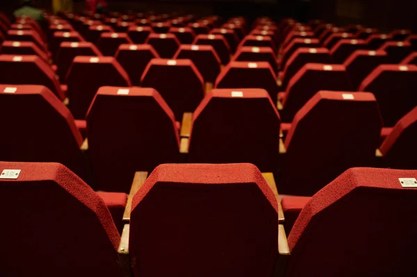 Assentos de teatro vermelho vazio — Fotografia de Stock