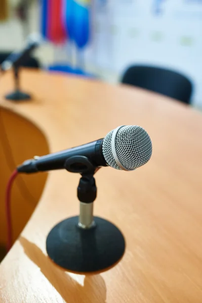 Microphone sur fond de centre de congrès — Photo