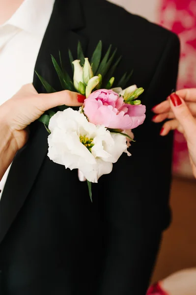 Przypinanie boutonniere — Zdjęcie stockowe