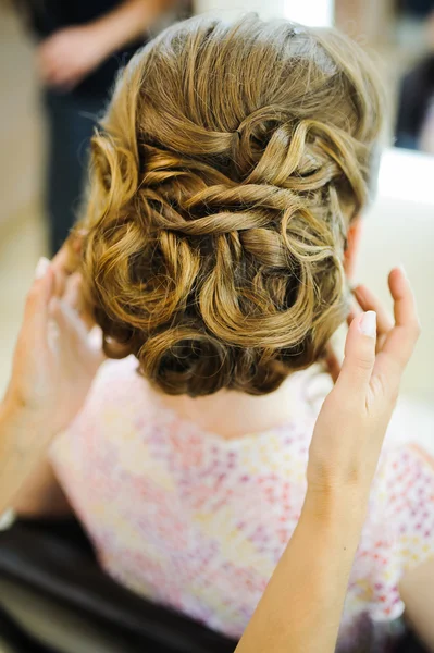 Noiva obter um estilo de cabelo profissional — Fotografia de Stock